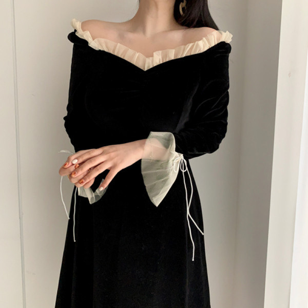 Naiste kaasaegne kleit spitsikaelusega, tülli ja lipsudega