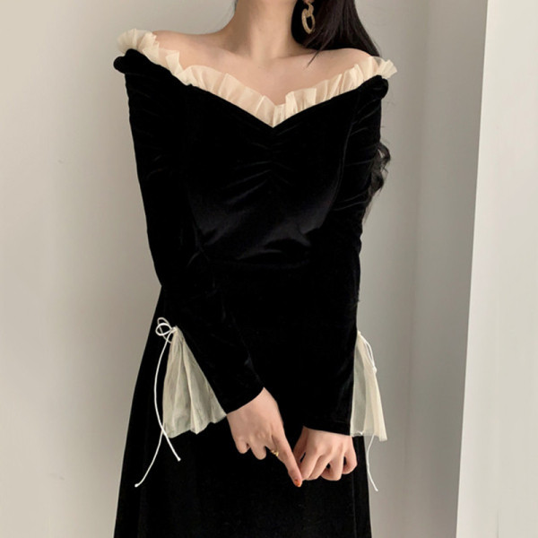 Naiste kaasaegne kleit spitsikaelusega, tülli ja lipsudega