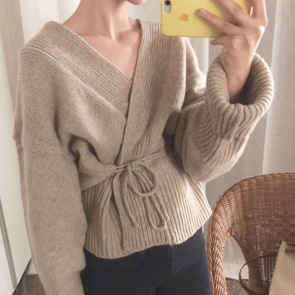 Női kardigán spitz nyakkivágással és derékkötővel retro stílusban