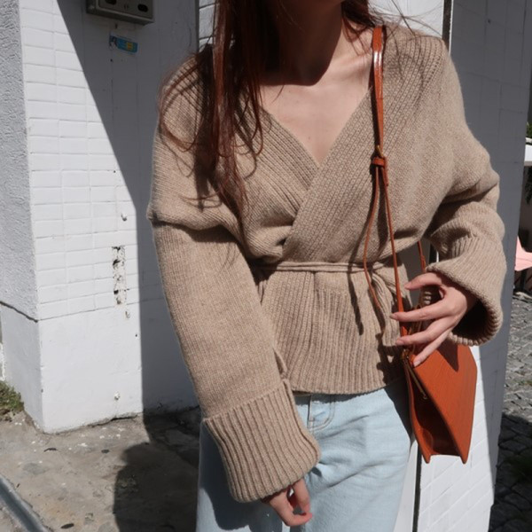 Női kardigán spitz nyakkivágással és derékkötővel retro stílusban