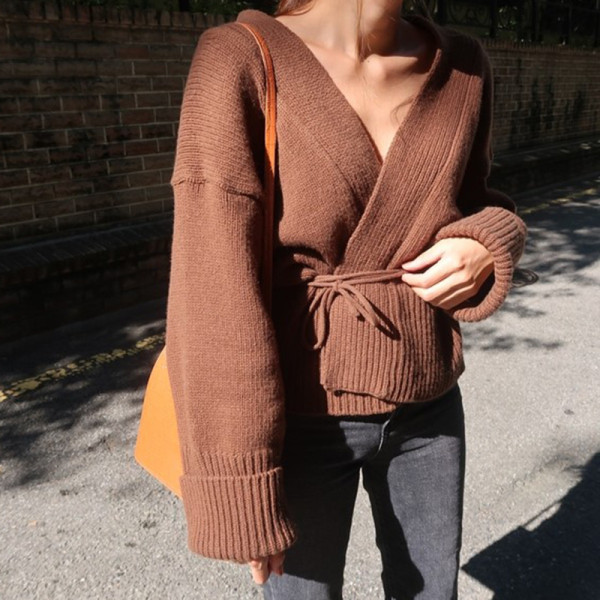 Női kardigán spitz nyakkivágással és derékkötővel retro stílusban