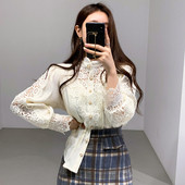 Naiste retrostiilis kuldsete nööpidega pitssärk