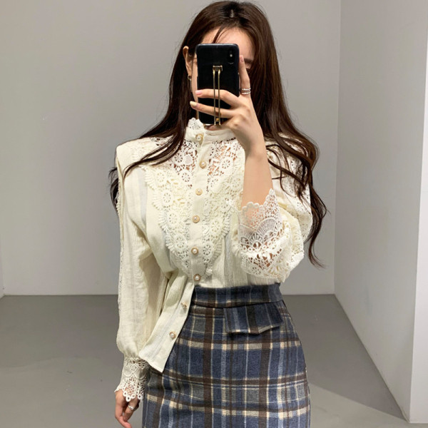 Naiste retrostiilis kuldsete nööpidega pitssärk