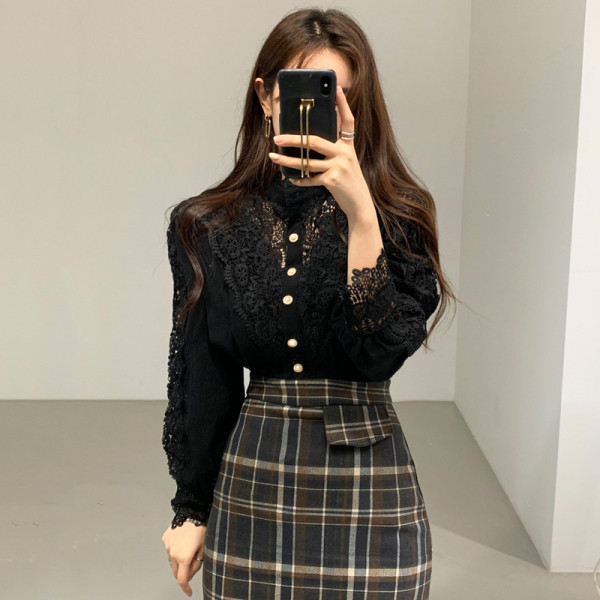 Naiste retrostiilis kuldsete nööpidega pitssärk