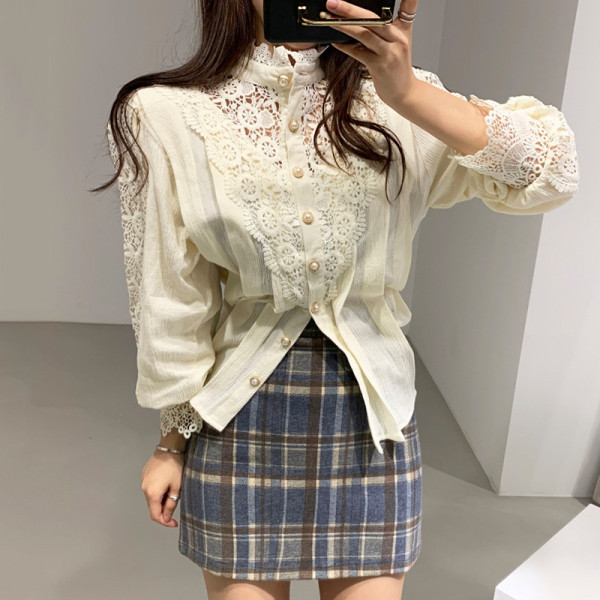 Naiste retrostiilis kuldsete nööpidega pitssärk