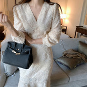 Stiilne valge spitsikaela ja pikkade varrukatega naiste kleit