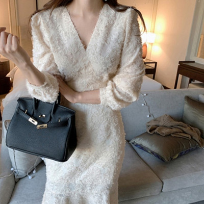 Stiilne valge spitsikaela ja pikkade varrukatega naiste kleit