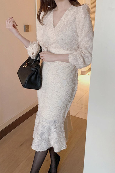 Stiilne valge spitsikaela ja pikkade varrukatega naiste kleit