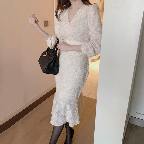 Stiilne valge spitsikaela ja pikkade varrukatega naiste kleit