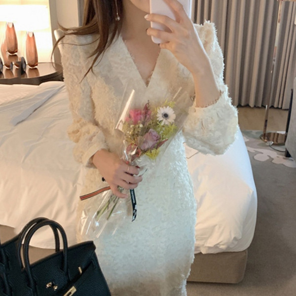 Stiilne valge spitsikaela ja pikkade varrukatega naiste kleit