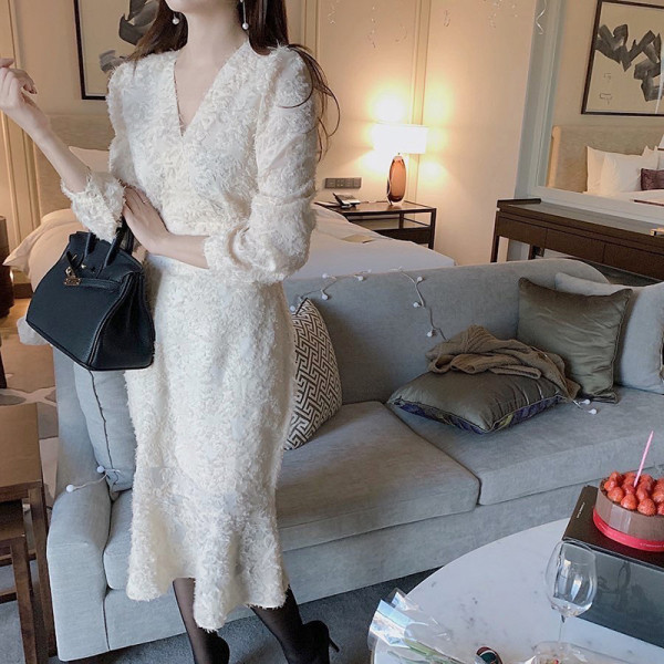 Stiilne valge spitsikaela ja pikkade varrukatega naiste kleit