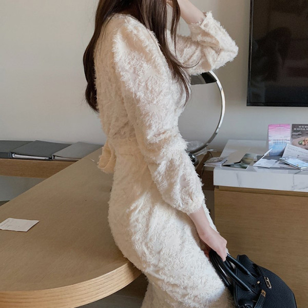 Stiilne valge spitsikaela ja pikkade varrukatega naiste kleit