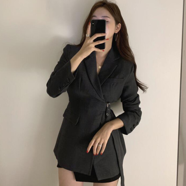 Naiste kaasaegne jakk-tüüpi kleit spits-kaelusega ja vööga