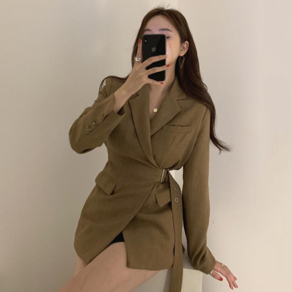 Naiste kaasaegne jakk-tüüpi kleit spits-kaelusega ja vööga