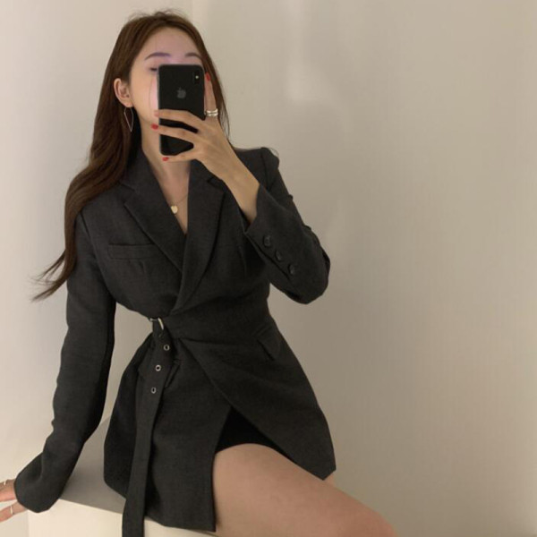 Naiste kaasaegne jakk-tüüpi kleit spits-kaelusega ja vööga