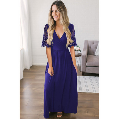 Naiste pika väljalõikega kleidimudel pitsvarrukate ja spitsikaelusega