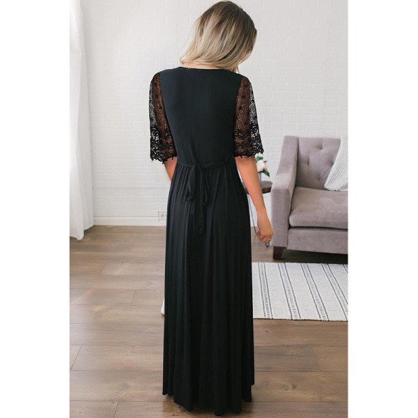 Naiste pika väljalõikega kleidimudel pitsvarrukate ja spitsikaelusega