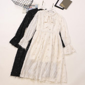 Praegune naiste kleidilõikeline keskmise pikkusega ja paelaga kraega mudel