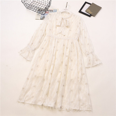 Praegune naiste kleidilõikeline keskmise pikkusega ja paelaga kraega mudel