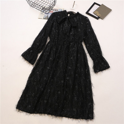 Praegune naiste kleidilõikeline keskmise pikkusega ja paelaga kraega mudel