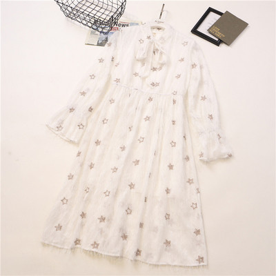 Praegune naiste kleidilõikeline keskmise pikkusega ja paelaga kraega mudel