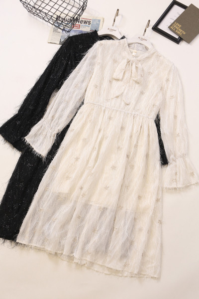 Praegune naiste kleidilõikeline keskmise pikkusega ja paelaga kraega mudel