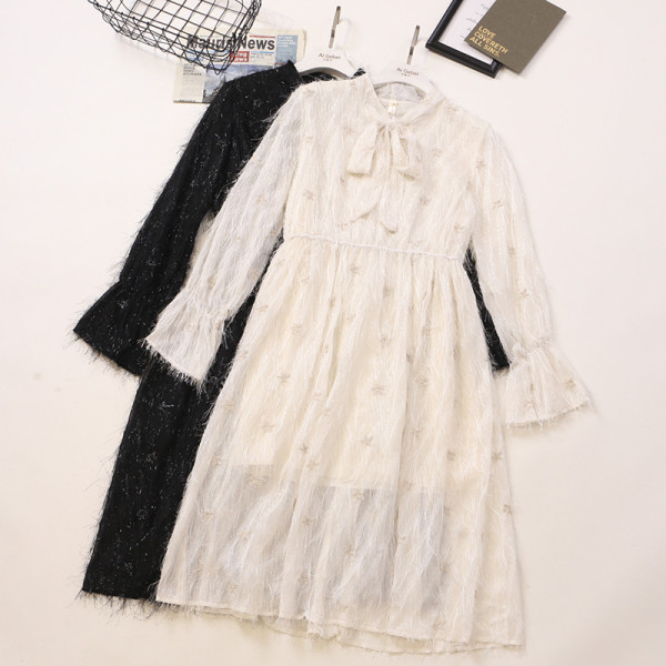 Praegune naiste kleidilõikeline keskmise pikkusega ja paelaga kraega mudel