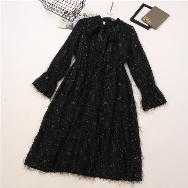 Praegune naiste kleidilõikeline keskmise pikkusega ja paelaga kraega mudel