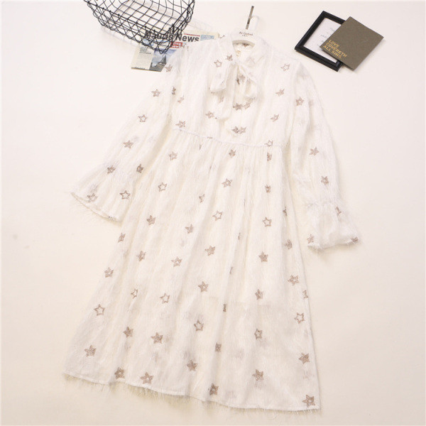 Praegune naiste kleidilõikeline keskmise pikkusega ja paelaga kraega mudel