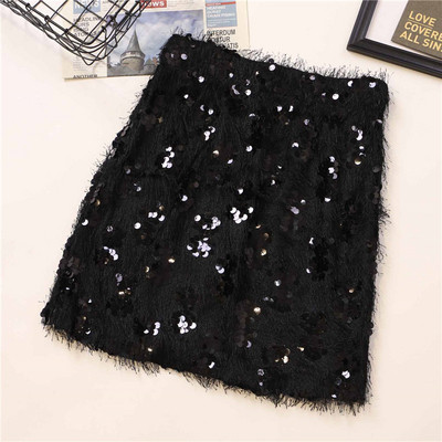 Praegune naiste seeliku liibuv mudel kõrge vöökoha ja litritega