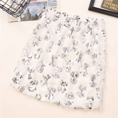 Praegune naiste seeliku liibuv mudel kõrge vöökoha ja litritega