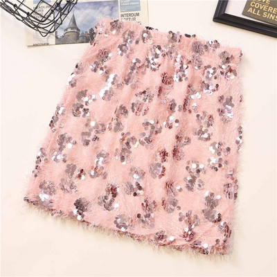 Praegune naiste seeliku liibuv mudel kõrge vöökoha ja litritega