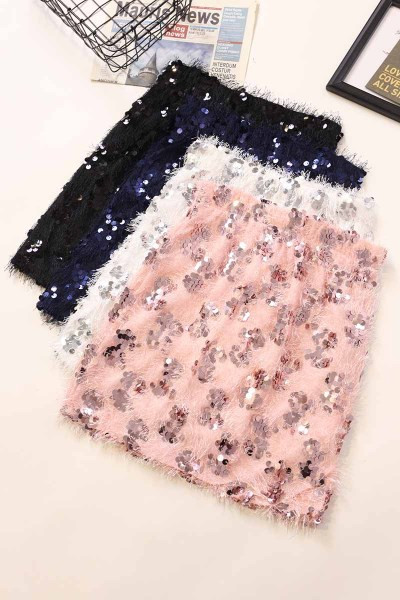 Praegune naiste seeliku liibuv mudel kõrge vöökoha ja litritega