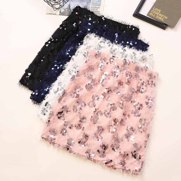 Praegune naiste seeliku liibuv mudel kõrge vöökoha ja litritega