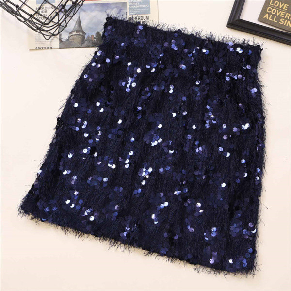 Praegune naiste seeliku liibuv mudel kõrge vöökoha ja litritega