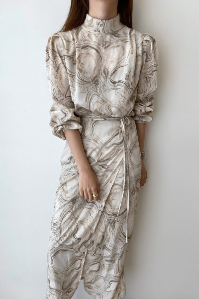 Moodne värvilise mustriga pikkade varrukatega naiste kleit