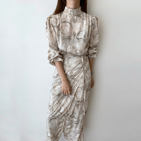 Moodne värvilise mustriga pikkade varrukatega naiste kleit