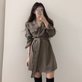 Női ruha spitz nyakkivágással és derékövvel