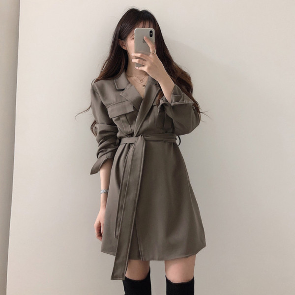 Női ruha spitz nyakkivágással és derékövvel