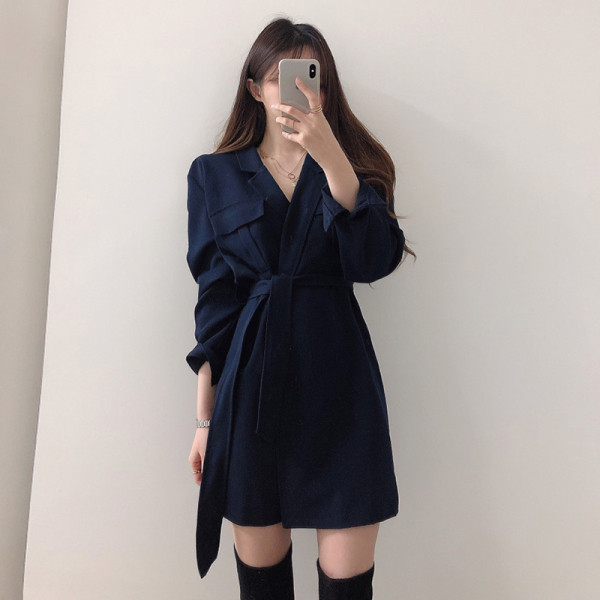 Női ruha spitz nyakkivágással és derékövvel