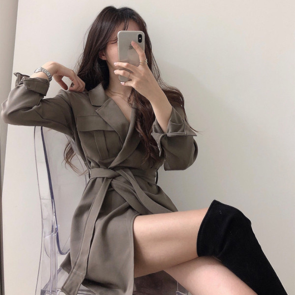 Női ruha spitz nyakkivágással és derékövvel