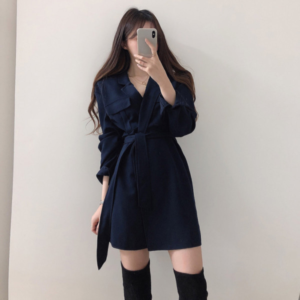 Női ruha spitz nyakkivágással és derékövvel