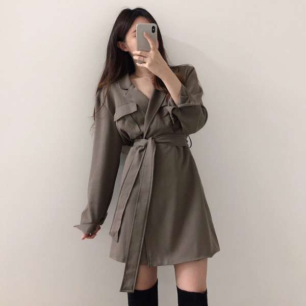 Női ruha spitz nyakkivágással és derékövvel