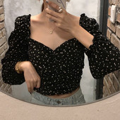 Női blúz rövid modell spitz nyakkivágással, fekete színben