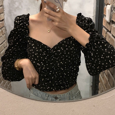 Női blúz rövid modell spitz nyakkivágással, fekete színben