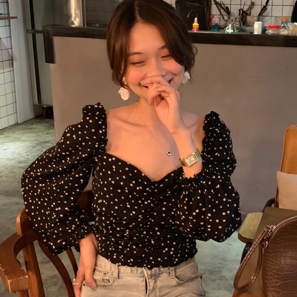 Női blúz rövid modell spitz nyakkivágással, fekete színben