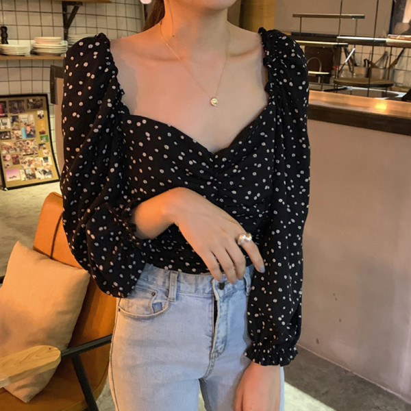 Női blúz rövid modell spitz nyakkivágással, fekete színben