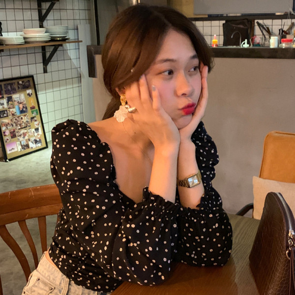 Női blúz rövid modell spitz nyakkivágással, fekete színben