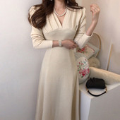 Stílusos női ruha spitz nyakkivágással - hosszú modell