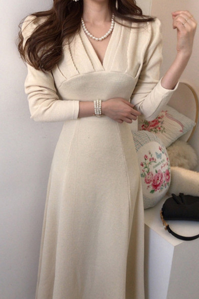 Stílusos női ruha spitz nyakkivágással - hosszú modell